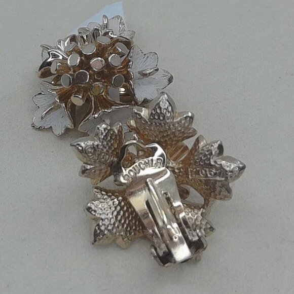 Vintage Signed Boucher White Enamel Floral Clip-On Earrings – 1 Inch - Picture 2 of 2